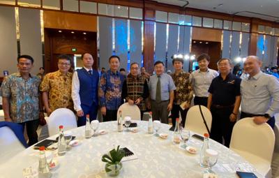 Director General TETO Surabaya Isaac Chiu dan Adviser, Overseas Community Affairs Council Cai Dengfeng memberikan salam kepada pengusaha Taiwan yang menghadiri Forum Investasi Tuna Internasional Indonesia 2024