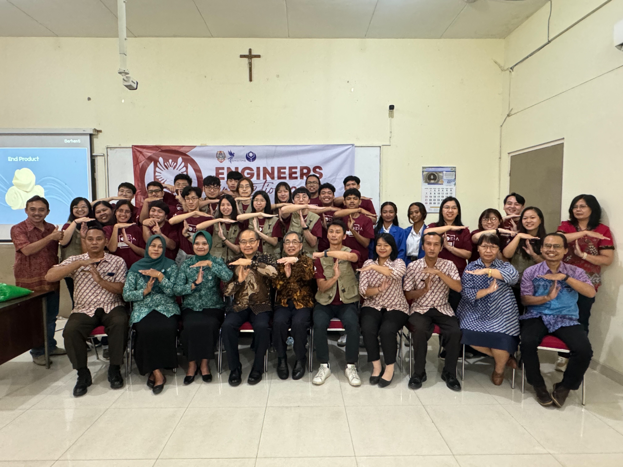 Foto bersama para tamu yang menghadiri upacara pembukaan “Engineers in Action" yang diselenggarakan oleh Universitas Katolik Widya Mandala cabang Madiun dan National Taiwan University of Science and Technology