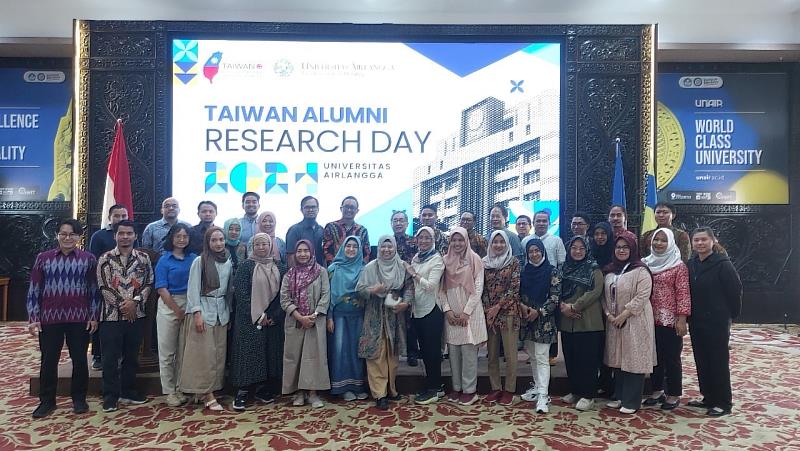 Foto bersama Director General Isaac Chiu, Wakil Rektor Universitas Airlangga Miftahussurur dan para alumni Taiwan