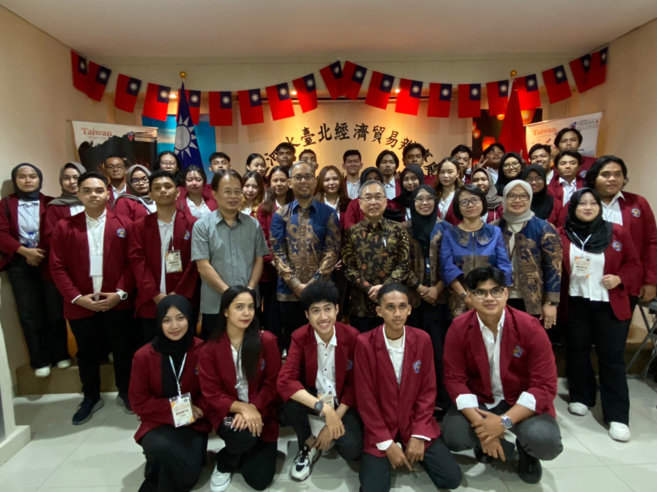 Foto bersama Profesor Ganjar Widhiyoga, Departemen Hubungan Internasional Universitas Slamet Riyadi dengan para mahasiswa dan dosen