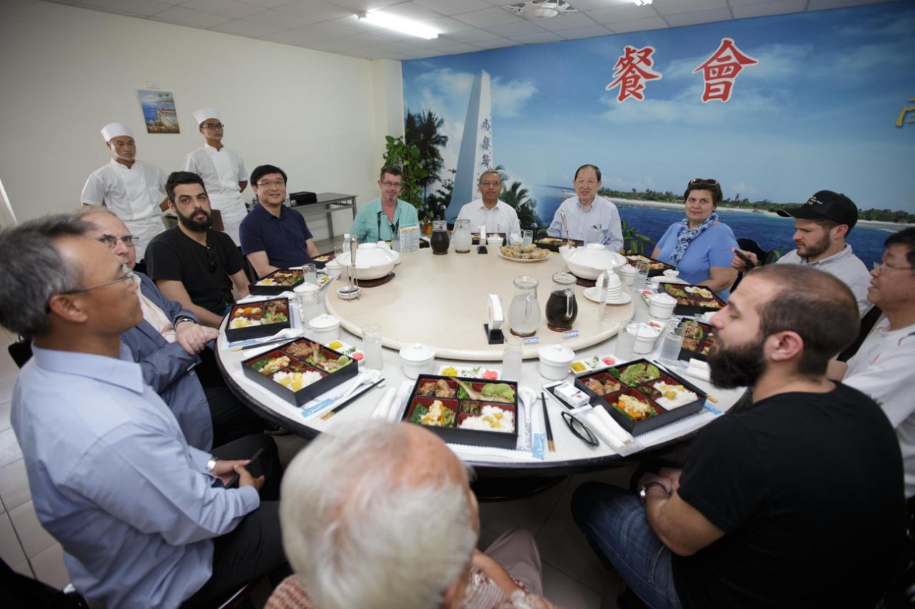 國內外學者大啖當地飼養之鷄隻與種植之蔬菜製成的太平島便當