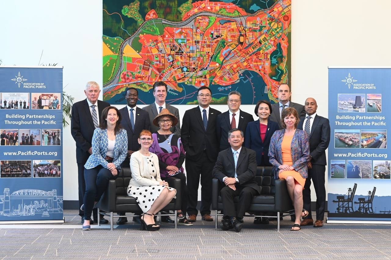 駐溫哥華辦事處劉立欣處長和與會貴賓合影，依序為加拿大運輸部副部長Arun Thangaraj(後排右1)、納奈莫董事會董事Phil Dwyer(後排右2)、駐溫哥華辦事處處長劉立欣(後排右3)、高雄港港務長陳祖強(後排右4)、納奈莫董事會董事Fred Denning(後排左1)、卑詩省運輸省務秘書George Anderson(後排左2)、納奈莫港務局局長Ian Marr(後排左3)、台灣港務公司業務處高級研究員黃一民(後排左4)、聯邦眾議員Tamara Kronis(前排左1)、納奈莫港務局董事會主席Donna Hais(前排左椅)、Snuneymuxw第一民族長老Sandra Good(前排左2)、卑詩省社會發展及扶貧廳長Sheila Malcolmson(前排右1)、台灣港務公司總經理王錦榮(前排右椅)