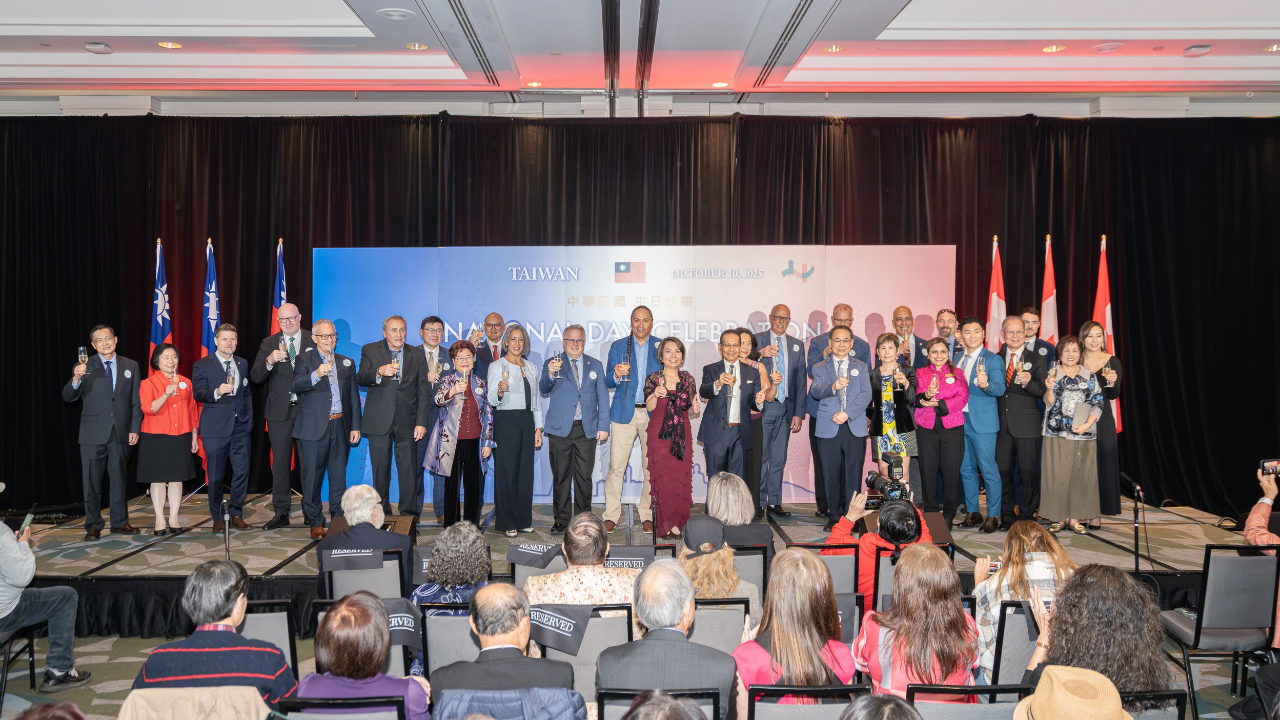 劉處長夫婦和與會三級政要貴賓舉杯同賀114年國慶