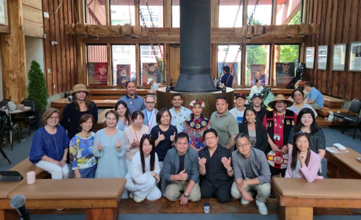 會後本處與NEC、加台社群協會及Tsleil-Waututh Nation文化傳承大使Les George合影