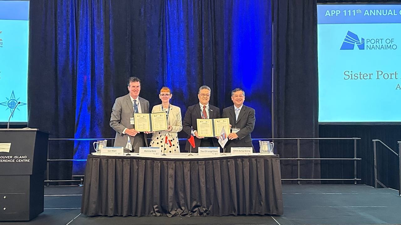 The agreement was signed by Mr. Chen Tsu-Chiang, Harbor Master of Kaohsiung Port, and Ms. Donna Hais, Chair of the Port of Nanaimo Board, with Mr. Wang Chin-Jung, President of TIPC, and Mr. Ian Marr, CEO of the Port of Nanaimo, as witnesses.