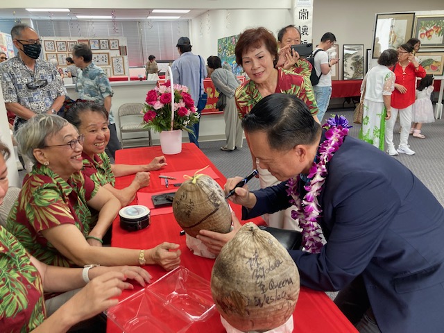 2024年6月28日林處長暉程應夏威夷中華文化服務中心會長暨僑務促進委員林秀琴(左6)邀請, 於幕典禮接待處參與椰風裝置藝術簽名留念