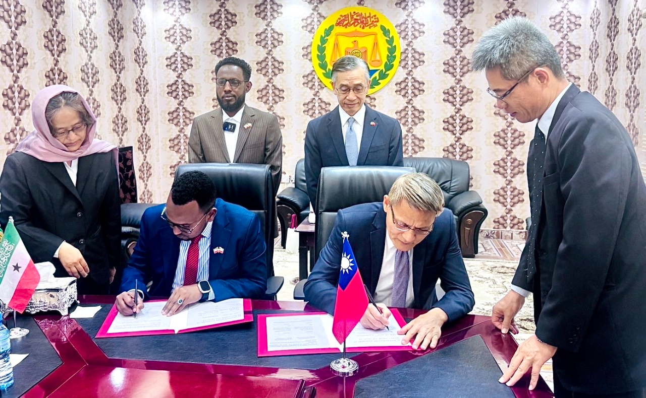 索馬利蘭代表處羅大使震華與索馬利蘭資通訊科技部長Dr. Ahmed Yousuf Idiris共同見證下，由代表處吳副代表鎮祺與執行長Yousuf Warsame Hassan代表簽署換文。