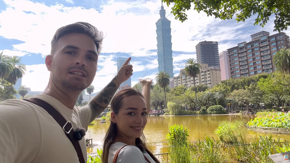 1.Lyly et Jay於國父紀念館翠亨亭遠望台北101大樓