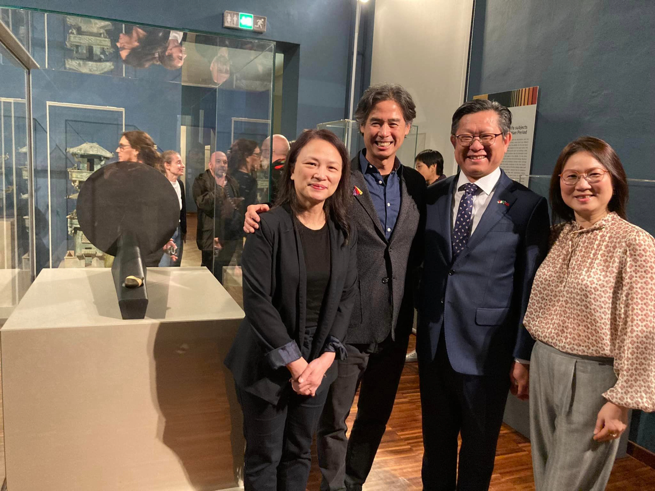 林處長夫婦與駐義大利代表處文化組鄧組長出席台灣藝術家李明維在杜林東方藝術博物館展出新作品《石之聲》開幕式