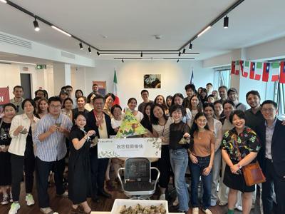 米蘭台灣學生與國際學生一起體驗端午傳統文化。