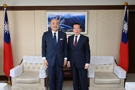 駐日代表謝長廷大使(右)、日本台灣交流協會台北事務所代表片山和之大使(左)