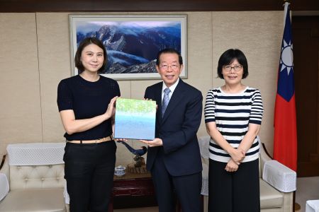 2024年6月28日 在日本也極受注目的臺灣畫家黃品玲拜會駐日代表謝長廷大使