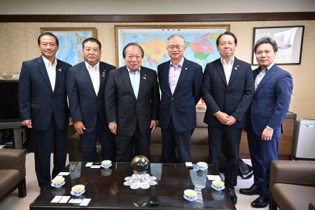 東京都狛江市議會議長谷田部一之（照片左2)、狛江市議員栗山欽行（左3)、該市議會議員等一行拜會代表處，與駐日副代表蔡明耀(右3)就強化臺日地方交流交換意見。