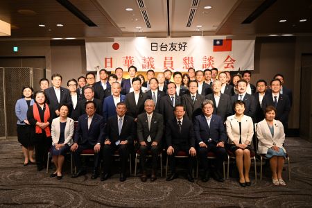 駐日代表謝長廷大使（照片前排右4)出席由日本跨黨派國會議員所組成之日華議員懇談會所舉辦的感謝會。謝大使回顧過去8年來臺灣與日本的情誼不斷深化，對日華議員懇談會長期促進臺日關係的貢獻表達感謝之意。日華議員懇談會會長古屋圭司眾議院議員（前排左4)在會中強調臺日關係中國會議員外交之重要性，並對謝大使推動臺日友好交流表達謝意。