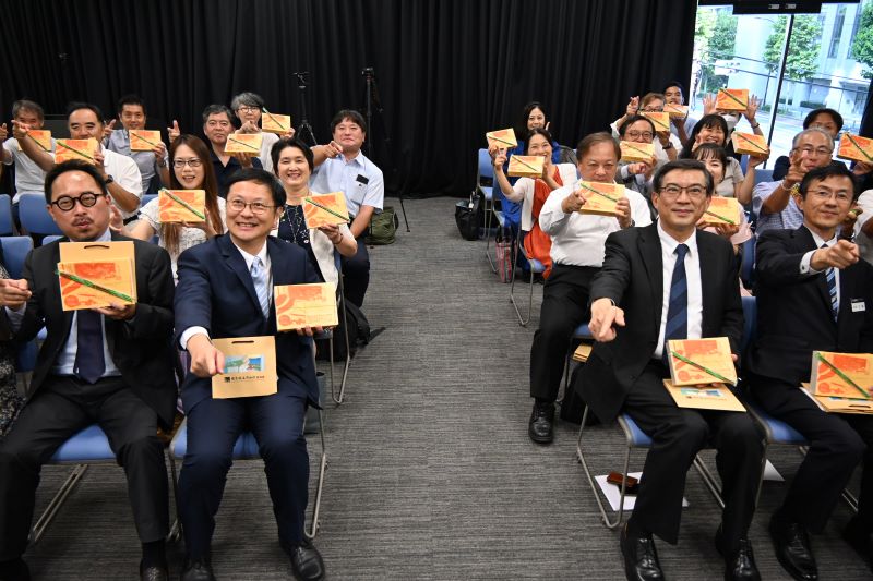 照片前排右起:日本鐵道博物館館長大場喜幸、駐日副代表周學佑、國家鐵道博物館籌備處主任鄭銘彰、駐日代表處台灣文化中心主任曾鈐龍 