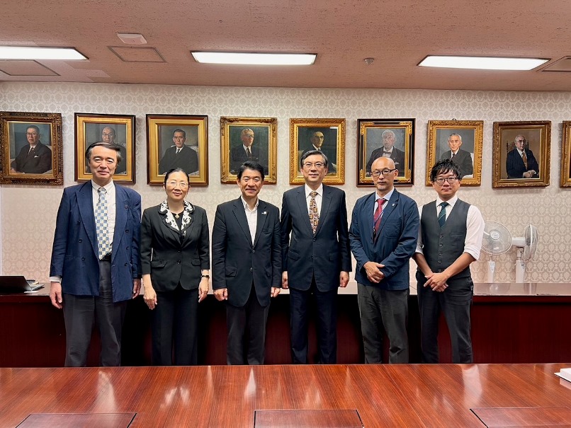 東京工業大學及東京醫科齒科大學將於本(113)年10月1日正式合併為「國立大學法人東京科學大學」（Science Tokyo），現職東京工業大學科學技術創成研究院院長大竹尚登已於本年8月27日正式獲日本文部科學省指定為東京科學大學理事長。駐日本代表處副代表周學佑偕科技組於9月19日拜會大竹理事長並表祝賀，日方負責國際合作副校長林宣宏教授及企劃國際部國際合作課森田英夫課長同席。駐日本代表處副代表周學佑(照片右3)與東京科學大學理事長大竹尚登(左3)、駐日本代表處顧問鄒幼涵(左2)、東京工業大學副校長林宣宏(左1)、課長森田英夫(右2)合影


