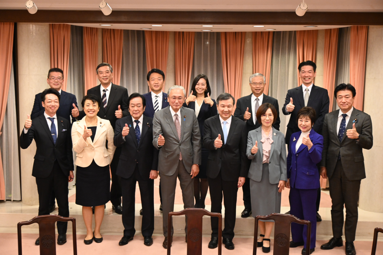 駐日代表李逸洋大使(前排右4)、日華議員懇談會會長古屋圭司（前排左4）、參議員山東昭子（前排右2）、參議員石井章（前排左3）、參議員有村治子（前排左2）、眾議員木原稔（前排右1）、眾議員源馬謙太郎（前排左1）、眾議員田中健（後排左3）、 參議員梅村瑞穗（後排右3）。