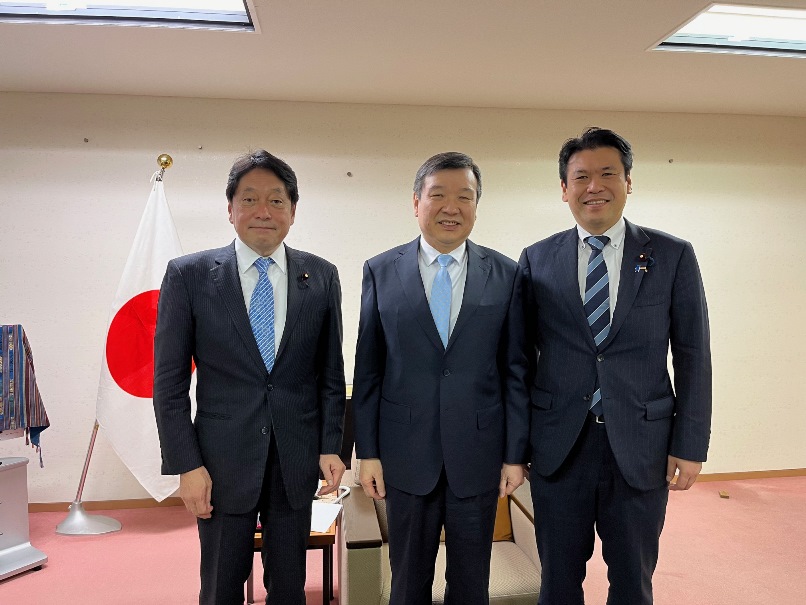 　　3月6日拜會駐日代表李逸洋拜會小野寺五典及松本洋平眾議員，並就台日情勢、經貿及科技等領域合作交換意見。
圖說: 駐日代表李逸洋(中)、眾議員小野寺五典(左)、眾議員松本洋平(右)