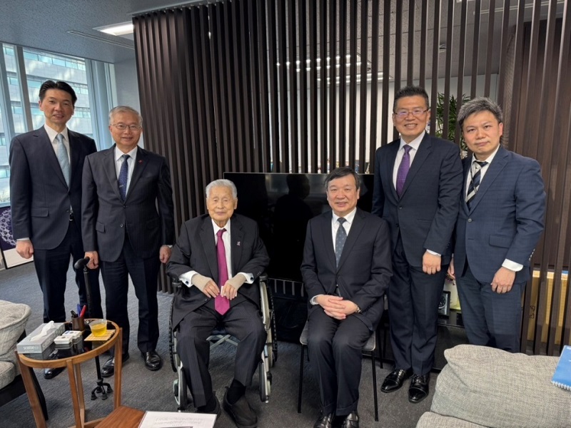 駐日代表李逸洋(右三)、日本前首相森喜朗(左三)