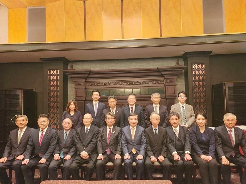 「全國日台友好議員協議會」會長藤田和秀乙行於3月28日拜會駐日代表李逸洋，雙方就台日交流峰會及地方交流等交換意見。
圖說: 駐日代表李逸洋（前排右5）、「全國日台友好議員協議會」會長藤田和秀（前排左5）及該會幹部議員。

