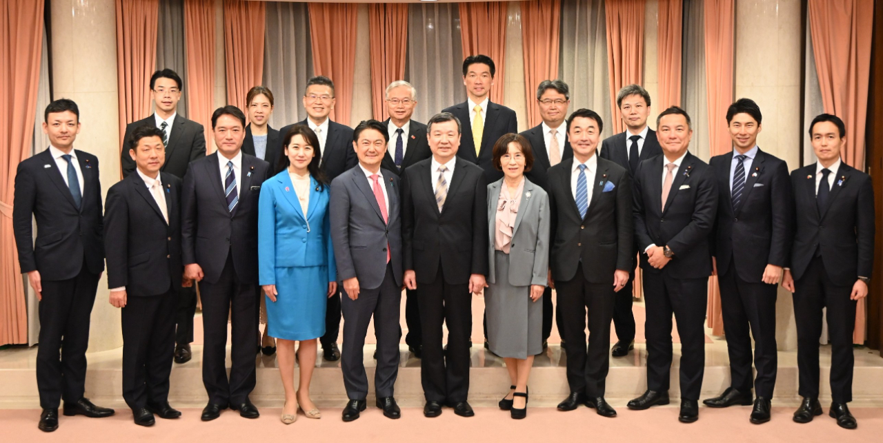 駐日代表李逸洋(前排右6)、自民黨台灣政策小組召集人山下貴司眾議員(前排左5)