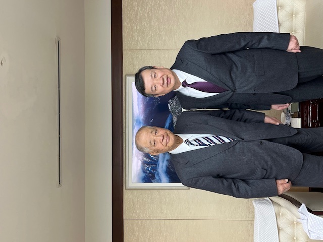  駐日代表李逸洋(右)、日本前防衛廳長官玉澤德一郎(左)