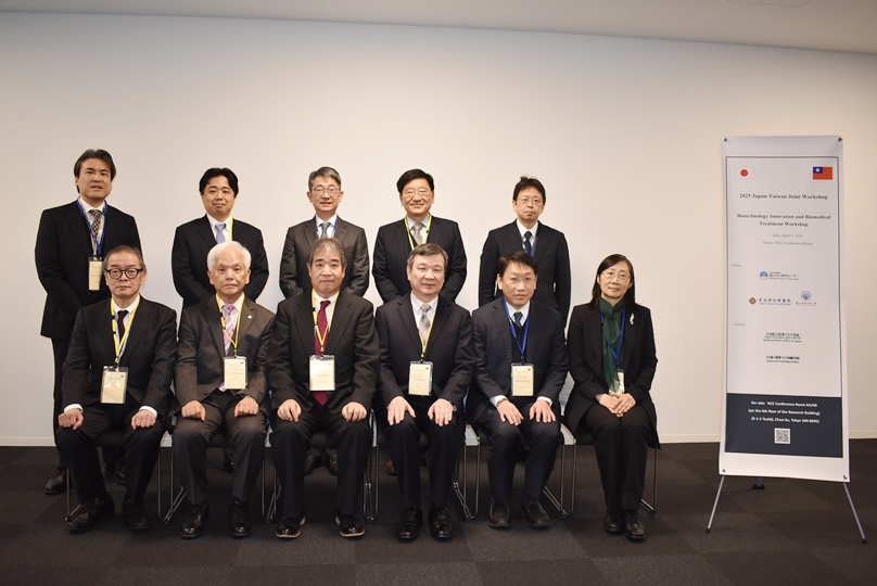 臺北駐日經濟文化代表處（TECRO）與日本國立癌研究中心(NCC)、臺北榮民總醫院(TVGH)及國立陽明交通大學(NYCU)於2025年4月3日在國立癌研究中心共同舉辦臺日生醫科技創新研討會「2025 Japan-Taiwan Joint Workshop - Biotechnology Innovation and Biomedical Treatment Workshop」。研討會由臺北駐日經濟文化代表處代表李逸洋致詞揭開序幕。駐日代表李逸洋(照片前排右3)、NCC 理事長Dr. Hiroyuki MANO (前排左3)、NYCU副校長Dr. Muh-Hwa YANG (前排右2)、AMED SCARDA中心長Dr. Michinari HAMAGUCHI (前排左2)、NCC Director Dr. Yasuyuki SETO (前排左1)、NCC  Dr. Kenichi NAKAMURA(後排左1)、TVGH/ NYCU Dr. Yi-Jen CHEN(後排中)、Dr. Yi-Hsiang HUANG(後排右2)、駐日代表處顧問鄒幼涵(前排右1)等合影。