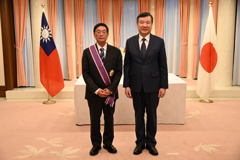 駐日代表李逸洋(右)與日本前駐南非大使牛尾滋(左)合影