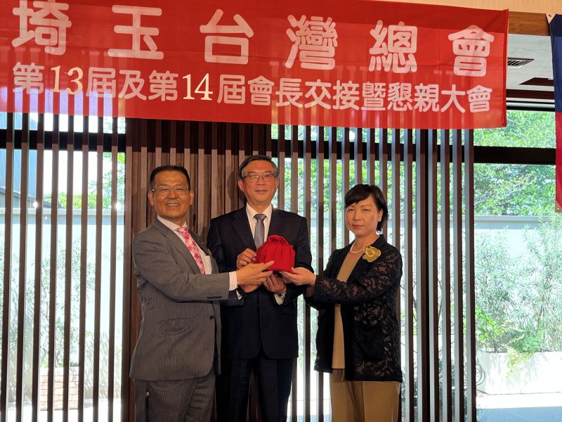 埼玉台灣總會於4月27日隆重舉行第13屆、第14屆會長交接暨懇親會，第13屆會長李炳東先生圓滿卸任，交由第14屆會長羅碧玲女士接任，駐日本代表處副代表周學佑應邀出席見證交接，現場氣氛溫馨熱烈。
照片：周副代表見證印信交接儀式。