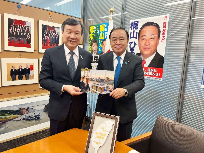 駐日代表李逸洋於4月24日拜會梶山弘志眾議員，雙方就台日能源及產業合作相關議題等交換意見。
駐日代表李逸洋(左)拜會梶山弘志眾議員(右)
