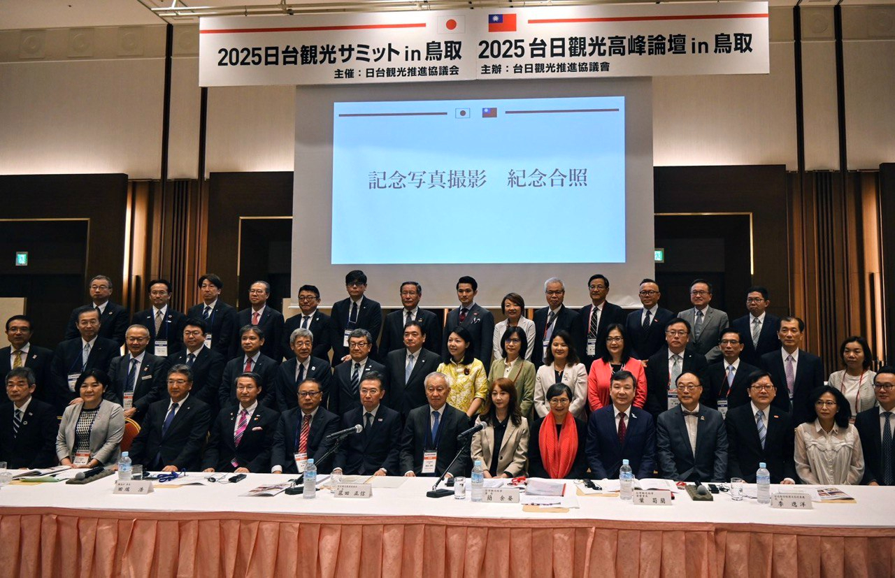 駐日代表李逸洋5月30日應邀出席「2025年第16屆台日觀光高峰論壇in鳥取」活動。

駐日代表李逸洋等台日貴賓合影。