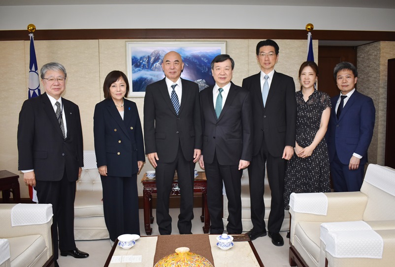 駐日代表李逸洋於5月20日會晤日本保守黨代表百田尚樹乙行，雙方就台日經貿等議題等交換意見。圖說: 駐日代表李逸洋(中)、日本保守黨代表百田尚樹 (左3)、事務總長有本香(左2)、特別顧問梅原克彥(左1)