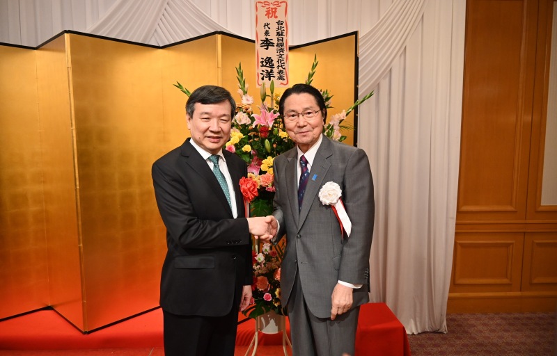 本處李逸洋代表於5月21日應邀出席「日本台灣親善協會」在東京都內舉行之懇親會時，呼籲強化台日在半導體、人工智慧、無人機等領域合作。
駐日代表李逸洋(左)、「日本台灣親善協會」會長衛藤征士郎(右)
