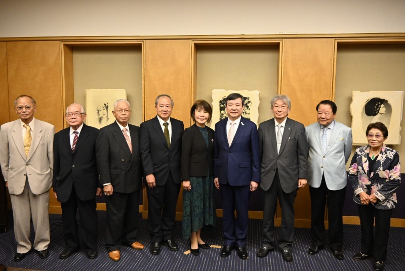 駐日代表李逸洋於5月27日主持新任及續任僑務諮詢委員聘書及僑務委員任命令頒發儀式。
照片：駐日代表李逸洋(右4)與新(續任)僑務諮詢委員及僑務委員合影