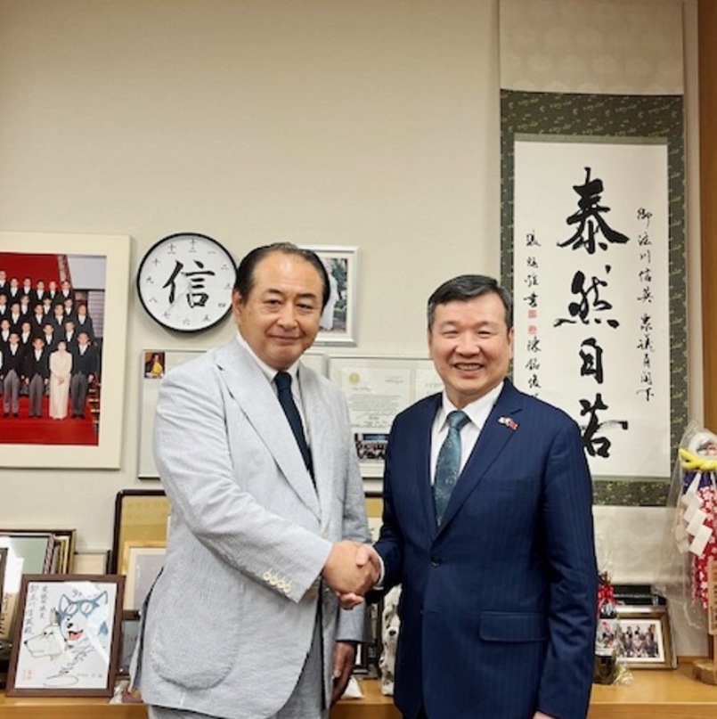  駐日代表李逸洋於6月27日拜會日本眾議院農水委員長御法川信英，雙方就促進台日經貿及農水交流等節交換意見。圖說: 駐日代表李逸洋(右)、眾議院農水委員長御法川信英(左)。
 