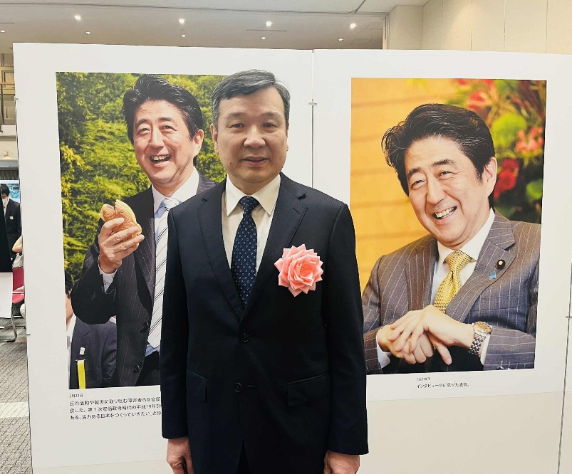 駐日代表李逸洋於6月29日出席在日本安倍晉三前首相逝世3周年前夕舉行之第三屆「繼承安倍晉三前首相遺志之會」活動，與到場政界貴賓致意，並表示安倍前首相係台灣永遠的友人。圖說:駐日本代表處李代表逸洋出席第三屆「繼承安倍晉三前首相遺志之會」