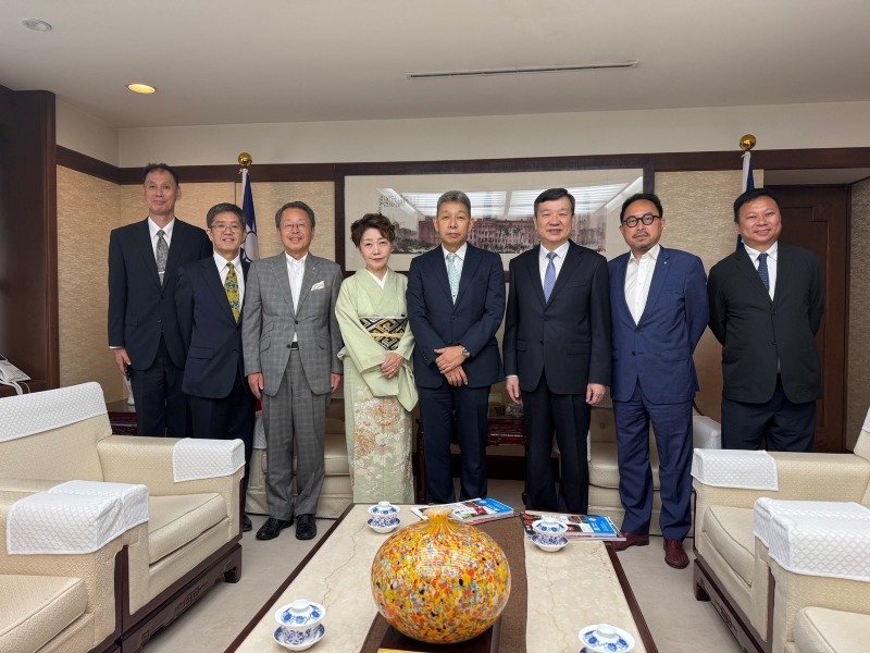 駐日代表李逸洋於7月1日接見公益社團法人北之台雅樂會代表理事井口陽一郎、副理事長井口峰子一行人。
照片：駐日代表李逸洋(右3)、公益社團法人北之台雅樂會代表理事井口陽一郎(右4)、副理事長井口峰子(右5)。