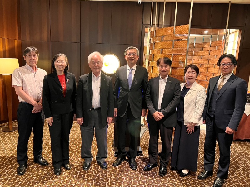 2025年6月26日駐日本代表處副代表周學佑會晤國立研究開發法人日本醫療研究開發機構(AMED)先進研究開發戰略中心(SCARDA)濵口道成中心長及團隊。
駐日副代表周學佑(照片中)、顧問鄒幼涵(左2)、AMED SCARDA濵口道成中心長(左3)及團隊等合影。