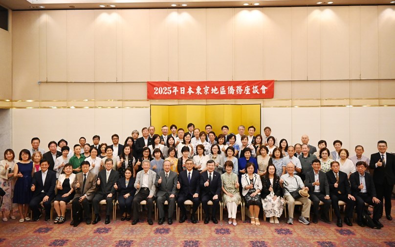 駐日代表李逸洋於7月31日出席「114年東京地區僑務座談會」之懇親會。駐日代表李逸洋(右8)與僑界人士合影。