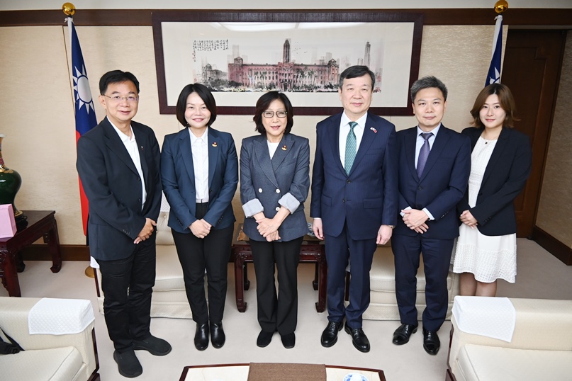 駐日代表李逸洋於8月1日會晤高雄市議會議長康裕成等一行，就台日地方議會外交與城市交流交換意見。駐日代表李逸洋(右3)、高雄市議會議長康裕成(左3)、　高雄市議會議員郭建盟（左1）、高雄市議會議員湯詠瑜（左2）