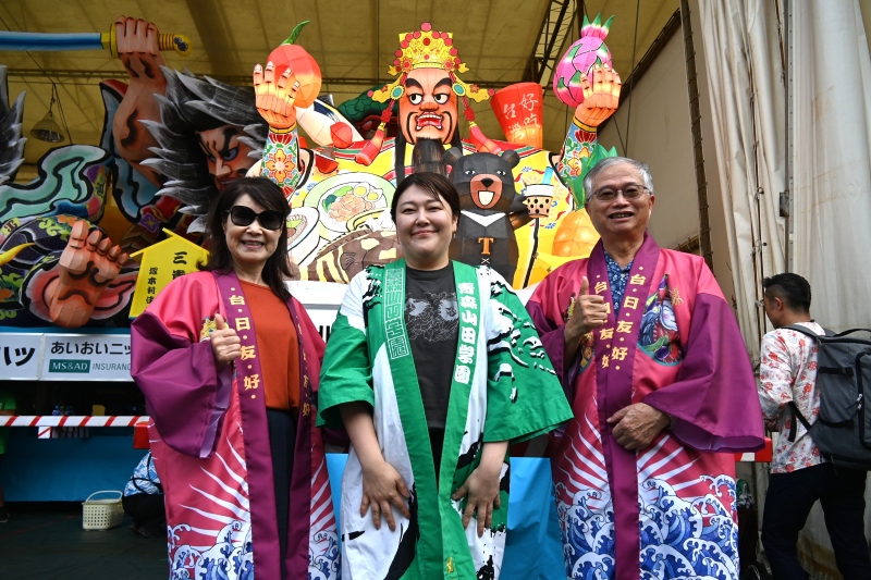 駐日副代表蔡明耀8月4日訪問青森，出席「2025青森睡魔祭」(8/2至8/7)，並表示期待進一步深化台日觀光及文化交流。
照片：駐日副代表蔡明耀(右)與製作「台灣睡魔」的睡魔師塚本利佳(中央)。