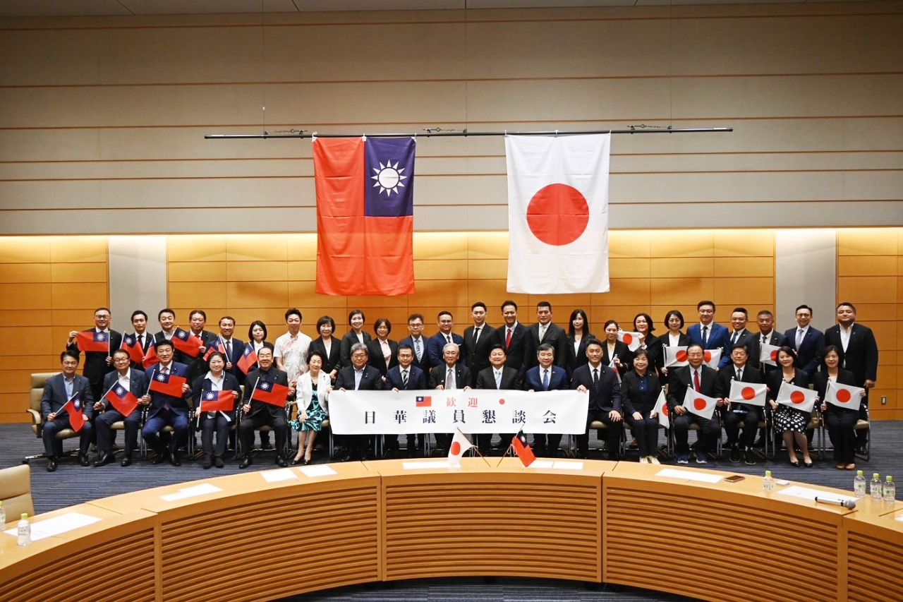 本(2025)年9月4日立法院國民黨團傅總召崐萁乙行26位立法委員拜會「日華議員懇談會」會長古屋圭司等14位跨黨派眾參議員，雙方就台日關係交換意見，駐日代表李逸洋應邀出席。圖說：駐日代表李逸洋與「日華議員懇談會」國會議員及立法院國民黨團合照