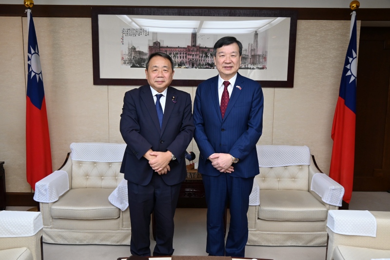 駐日代表李逸洋於9月10日會晤參議員石平，就進一步強化台日關係交換意見。
照片: 駐日代表李逸洋(右)、參議員石平(左)。