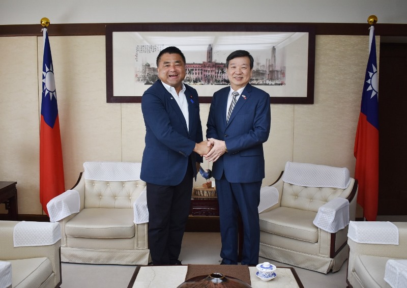 駐日代表李逸洋9月17日會晤立憲民主黨眾議員太榮志。太眾議員與該黨女性國會議員於9月8日及9日訪台，對此李代表表示，據悉太眾議員此行拜會外交部長林佳龍，與年輕立委交流，並就女性議員活躍等議題交換意見，期盼太眾議員持續支持台灣，並深化台日各領域的交流。圖說:駐日代表李逸洋（右）、眾議員太榮志(左)。