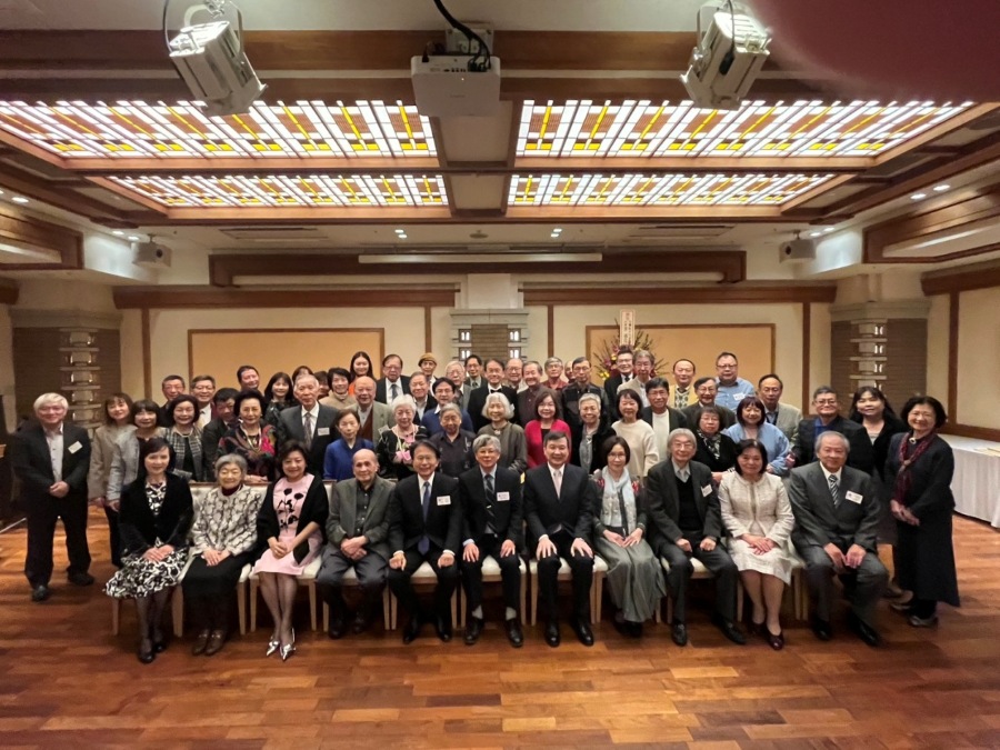 駐日代表李逸洋夫婦應邀出席怡友會於12月7日舉的忘年懇親會，與旅日僑界醫師、學者及會員齊聚一堂，共迎歲末。
照片：全體大合照