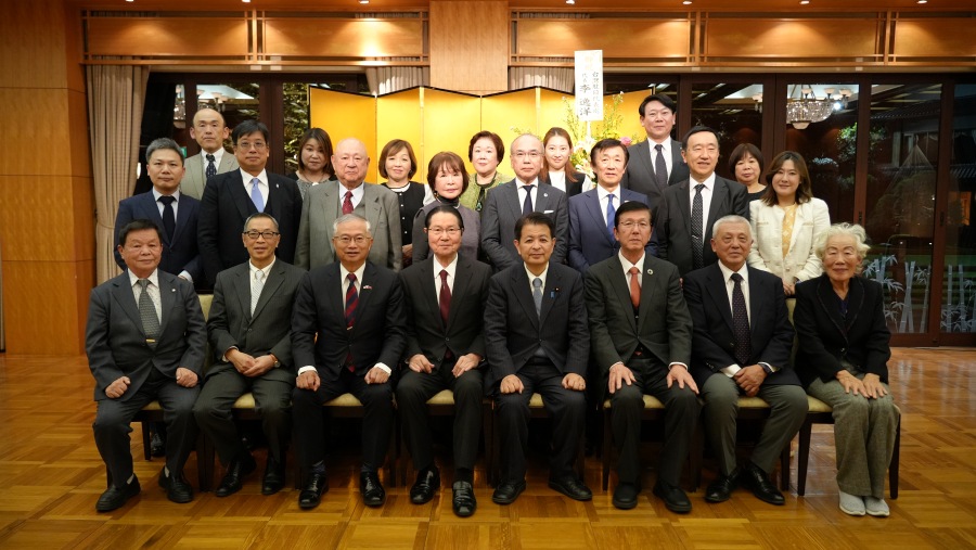 駐日副代表蔡明耀於12月9日出席「日本台灣親善協會」懇親忘年會，蔡副代表致詞表示，在台灣海峽和平穩定的重要性，已受世界各國普遍重視、咸認台灣海峽和平穩定是於世界的和平與繁榮不可或缺的要素。台灣除審慎對應中國的威嚇之外並加強開發先進武器，精進戰術等提升自衛能力，以維護台灣安全及區域和平繁榮。
照片：駐日副代表蔡明耀(前排左3)、「日本台灣親善協會」會長衛藤征士郎(前排左4)、眾議院議員宮下一郎(前排右4)。