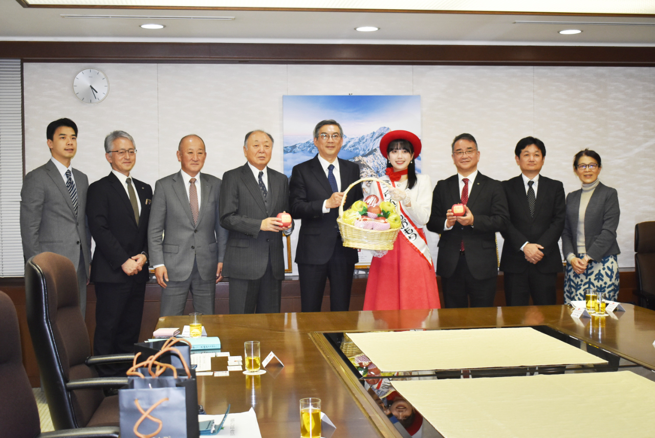 駐日副代表周學佑於12月10日會晤青森縣政府相關人員與青森蘋果推廣及出口相關各大團體領導人一行。周副代表致詞的開頭對12月8日深夜青森縣發生最大震度6強級地震表達慰問之意。周副代表表示，青森蘋果在台灣擁有極高人氣。
照片：駐日副代表周學佑(中央)、青森縣觀光交流推進部部長(右3)、青森縣蘋果出口協會理事長丹代金一(左4)、青森縣蘋果對策協議會會長大場勉(左3)、蘋果小姐田村心虹(右4)。
