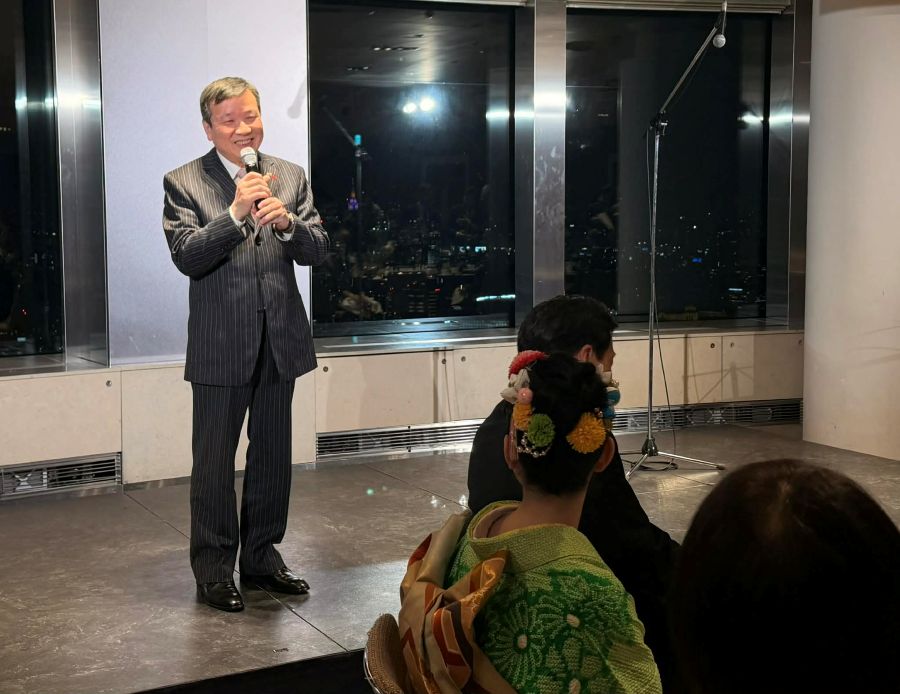 駐日代表李逸洋於12月23日應邀出席全日本和服顧問協會佐佐木Vege會長主辦之耶誕餐會，與多位日本國會議員，以及日本商界、文化界人士齊聚一堂，在溫馨融洽的氣氛中交流台日情誼。
照片：李逸洋代表致詞。