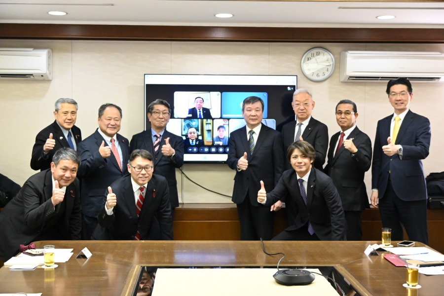 駐日代表李逸洋於1月26日出席「全國日台友好議員協議會」幹部會議，在致詞時感謝該會長年致力促進台日關係及關注台海和平穩定，並每年舉辦「台日地方交流高峰會」，成功深化台日地方議會及議員交流及對話。
照片：李代表(後排右4)與「全國日台友好議員協議會」會長藤田和秀(後排左3)等幹部合影。