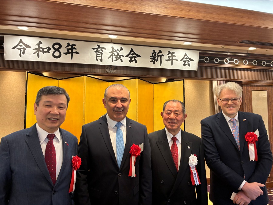 駐日代表李逸洋於1月18日出席「令和8年育櫻會新年會」，致詞感謝該會長年推動與台灣的親善關係，並提及該會在各國廣植櫻樹代表追求和平之意義。李代表另與出席活動之立陶宛駐日大使Aurelijus Zykas及約旦駐日大使Nasser Shraideh等來賓致意。
照片：李代表(左1)與立陶宛駐日大使Zykas(右1)、約旦駐日大使Shraideh(左2)及育櫻會理事長松澤寬文(右2)合影。
